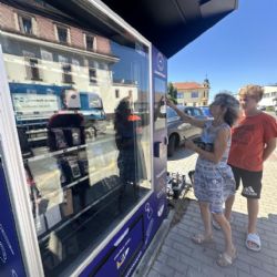 Suvenýry kdykoliv. Nepomucko spustilo nové suvenýromaty pro turisty