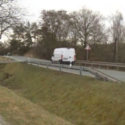 Svědci v dodávce zachránili kolabující řidičku. S hypoglykémií kličkovala po silnici