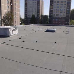 Tragédie v Plzenci - třináctiletý chlapec zemřel po pádu ze střechy