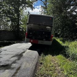 U Nepomuku havaroval autobus s dětmi. Hasiči ho museli zajistit proti převrácení