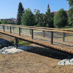 V Jelení zahradě v Českém Krumlově otevřeli novou lávku přes Polečnici. Dokončila okruh stezek