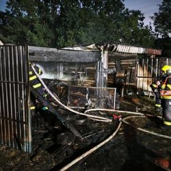 V Mantově hořel sklad s hořlavinami. Hasičům při zásahu vybuchovaly spreje i ředidla