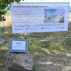 V Novém Lískovci začala stavba parkovacího domu s 294 místy. Průjezd po Oblé se zúží na 3,5 metru