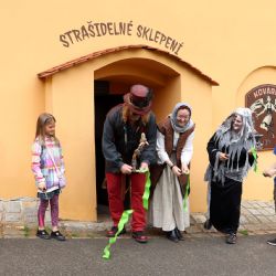 Vandalové řádili v zoo, poničili strašidla i proutěného slona