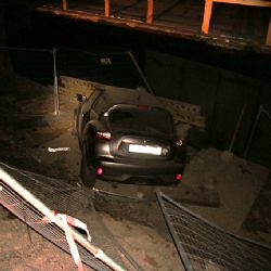 Vjel do uzavírky u Sulkova a skončil ve výkopu. Při noční nehodě se zranila spolujezdkyně