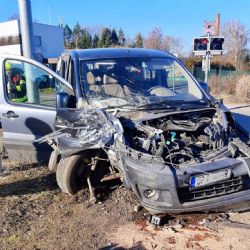 Vlak u Mirošova srazil dodávku, řidič auta po nehodě utekl
