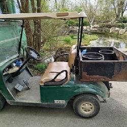 Ze zoo v Plzni zmizel zelený golfový vozík. Zloděj odnesl i vysílačky a nářadí