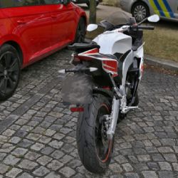 Zloděj nepočítal s policistou po službě. Zahlédl hledanou motorku a sledoval ji až k dopadení řidiče