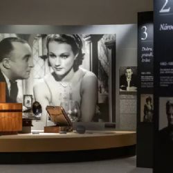 V nové výstavě Národního muzea září filmové a divadelní hvězdy