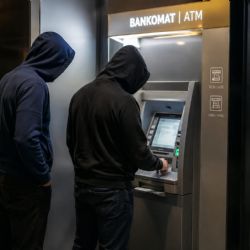 Bankomaty jim proměnily falešné peníze ve skutečný milion. Zkoušeli to i v Plzni