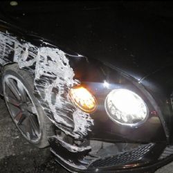 Fingovaná nehoda Bentley, které užíval Limberský. Odvolací soud potvrdil verdikt