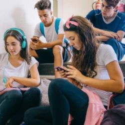 Jižní Čechy řeší používání mobilů ve školách, lidovci navrhují zákonnou úpravu