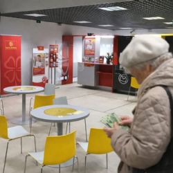 Kam zmizelo 20 tisíc? Policie v Plzni ukončila pátrání po seniorce z pošty, peníze se nenašly
