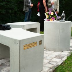 Lavička v kampusu lékařské fakulty v Plzni připomíná prof. Jaroslava Slípku k 100. výročí
