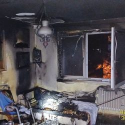 Muž po pondělním požáru bytu na Slovanech zemřel, hasiči evakuovali 35 lidí