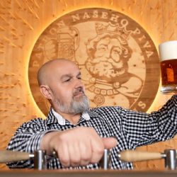 Pivo bez starostí. Kraj zaplatí autobusy na Noc pivovarů, lidi sveze mezi pivovary zdarma