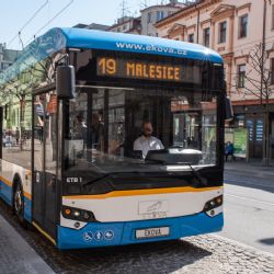 Plzeňský kraj zavádí 25% slevy na jízdné pro žáky a seniory
