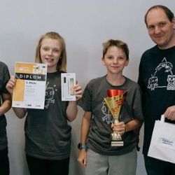 Plzeňští školáci ovládli Droid Games. Centrum robotiky zaplnili mladí programátoři