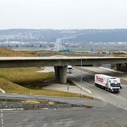 Praha chce odkoupit nedokončený most v Komořanech a napojit oblast na Pražský okruh