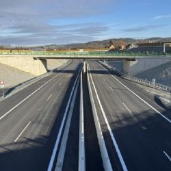Rostoucí ceny surovin ohrožují tempo výstavby dálnic, upozorňují stavební firmy