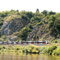Sběrače opakovaně poškozují provoz na trati Praha–Beroun. Správa železnic zpřísnila dohled