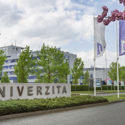 Skandál na Západočeské univerzitě - studenti stipendia vraceli děkanovi