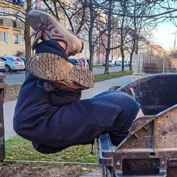 Strážníci vytáhli muže z kontejneru u školky