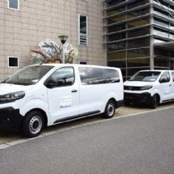 Tři nové bezbariérové elektromobily posílí komunitní domácnosti Domova Černovice–Lidmaň