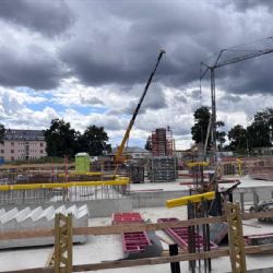 V Nemocnici Jihlava pokračuje stavba nového pavilonu a parkovacího domu. Přibude až 704 parkovacích míst